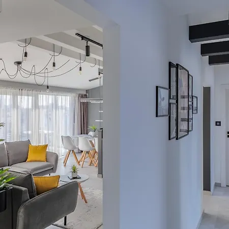 Noir - Penthouse Apartment *